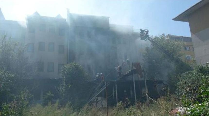 Ey&uuml;p'te Tadilattaki &Ouml;ğrenci Yurdunda Yangın