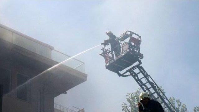 Eyüp te Tadilattaki Öğrenci Yurdunda Yangın 1