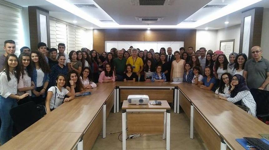 Lise &Ouml;ğrencileri A&uuml;&rsquo;de