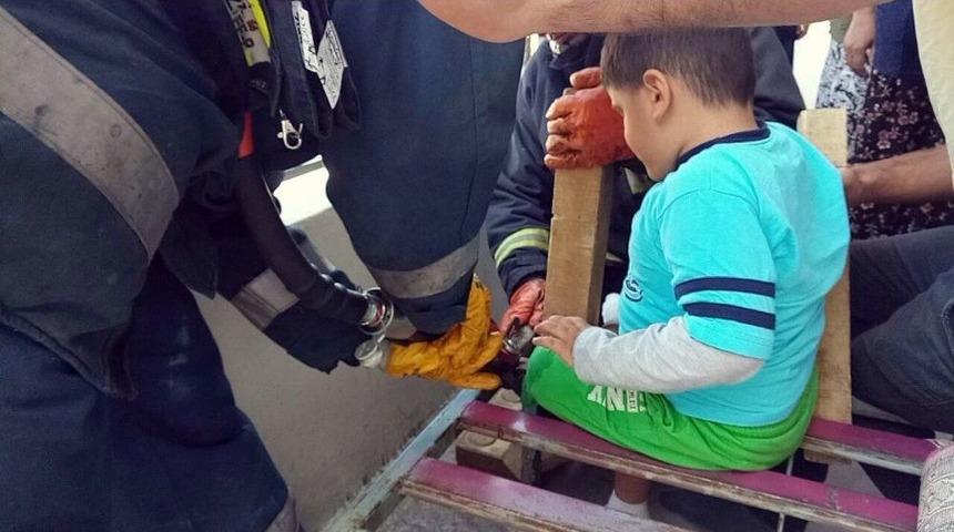 4 Yaşındaki Eymen&rsquo;in Ayağı Demir Kanepeye Sıkıştı