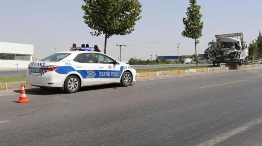 Tır'a &Ccedil;arpan Kamyonetin S&uuml;r&uuml;c&uuml;s&uuml; Yaralandı