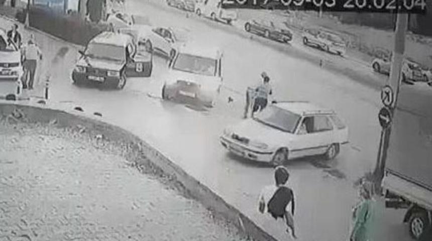 Dikkatsiz S&uuml;r&uuml;c&uuml;ye Tekme- Tokatlı Dayak