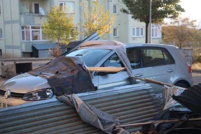 Karlıova'da Fırtına Çatıları Uçurdu, 2 Kişi Yaralandı