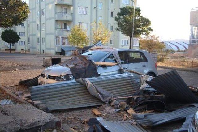 Karlıova'da Fırtına Çatıları Uçurdu, 2 Kişi Yaralandı
