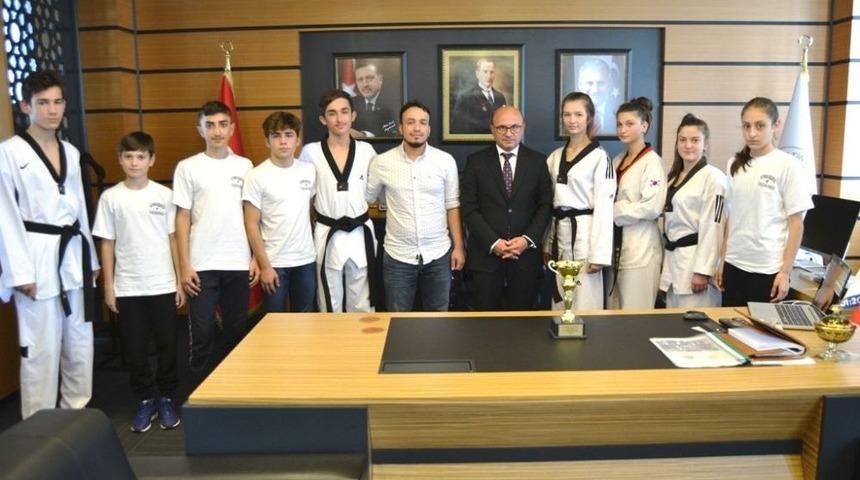 Şampiyonlardan Anlamlı Ziyaret