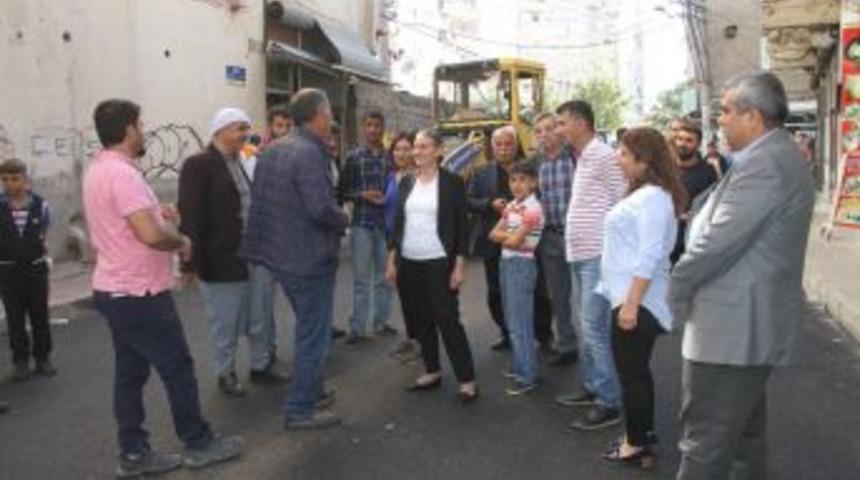 Bağlar Belediye Başkanı Yol &Ccedil;alışmalarını Denetledi