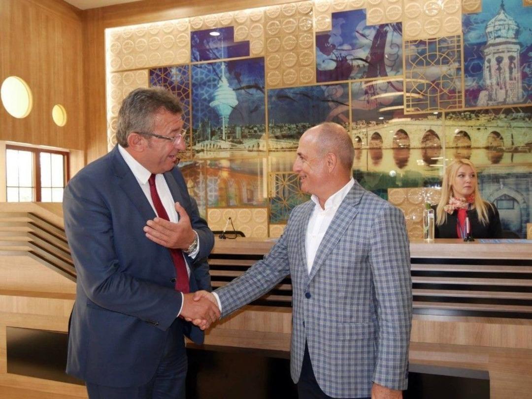 B&uuml;y&uuml;k&ccedil;ekmece&rsquo;nin Yeni Belediye Binasına Hayran Kaldılar