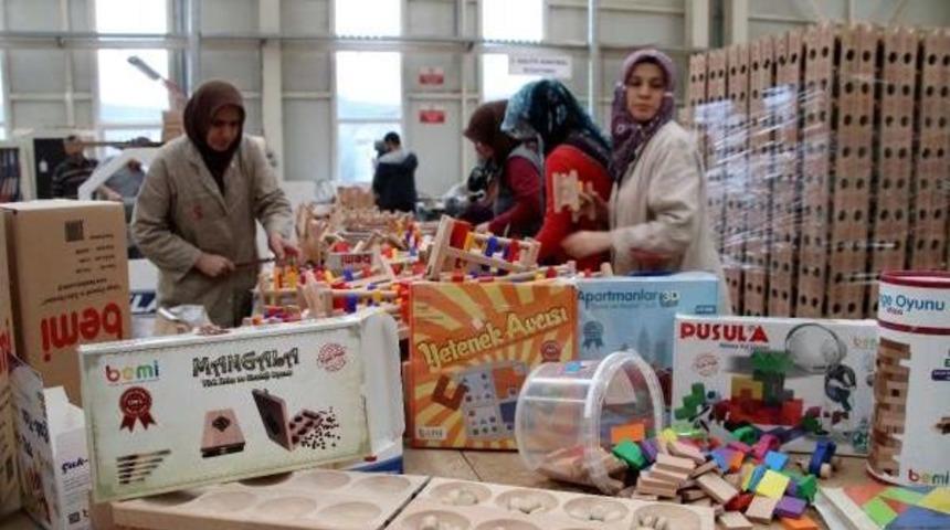 Kadın Marangozlar Ahşap Oyuncak &Uuml;retiyor