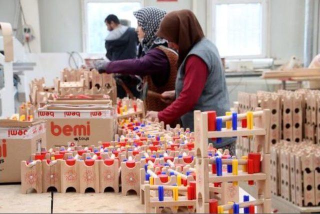 Kadın Marangozlar Ahşap Oyuncak Üretiyor 3