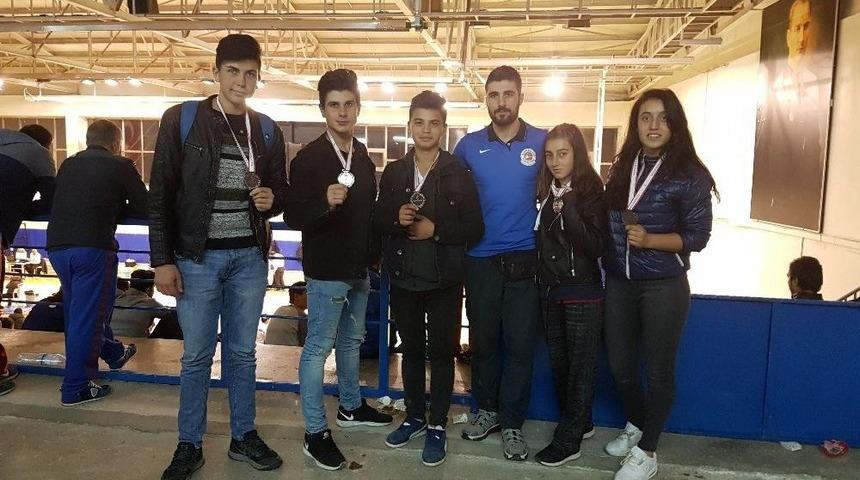 Madalya İle D&ouml;nd&uuml;ler