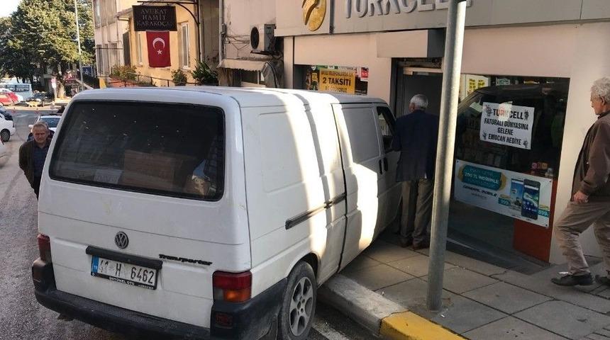 Freni Boşalan Ara&ccedil; D&uuml;kkana Girdi