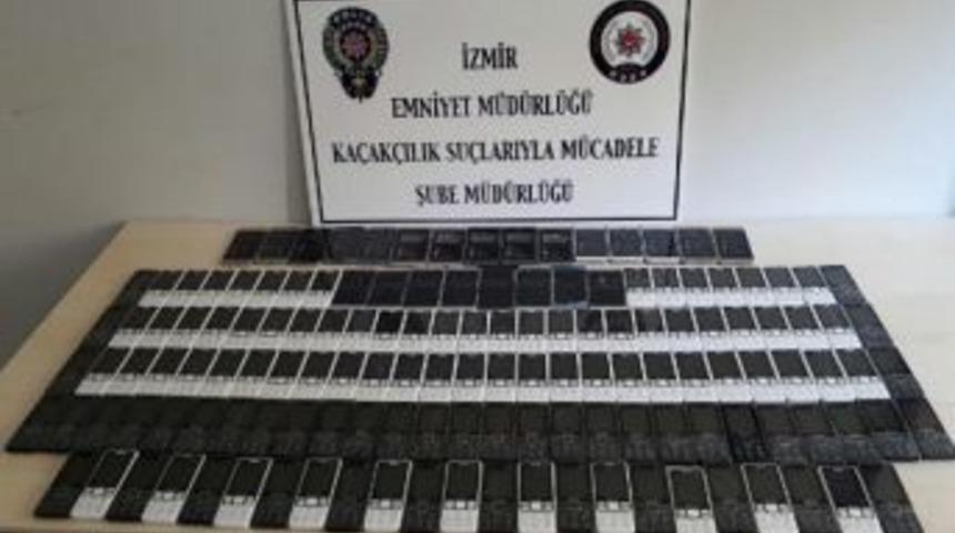 İzmir'de G&uuml;mr&uuml;k Ka&ccedil;ağı 143 Cep Telefonu Ele Ge&ccedil;irildi