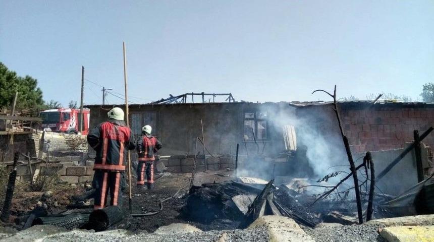 Sultanbeyli&rsquo;de &Ccedil;ocukların Ateşle Oyunu 3 Evi Yaktı