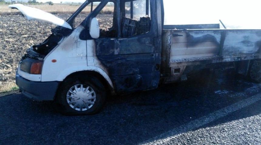 Anız Yangını Saman Y&uuml;kl&uuml; Kamyoneti K&uuml;le &Ccedil;evirdi