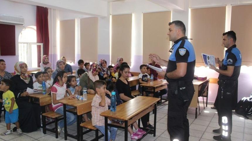 &Ouml;ğrenciler Ve Velilere Polislerden Bilgilendirme