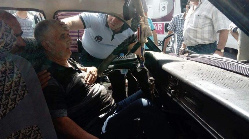 Freni Boşalan Otomobil Elektrik Direğine &Ccedil;arptı: 3 Yaralı