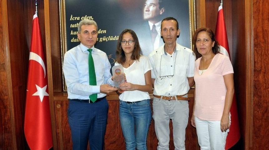 Kaymakam K&uuml;&ccedil;&uuml;k, Başarıyı Altınla &Ouml;d&uuml;llendirdi