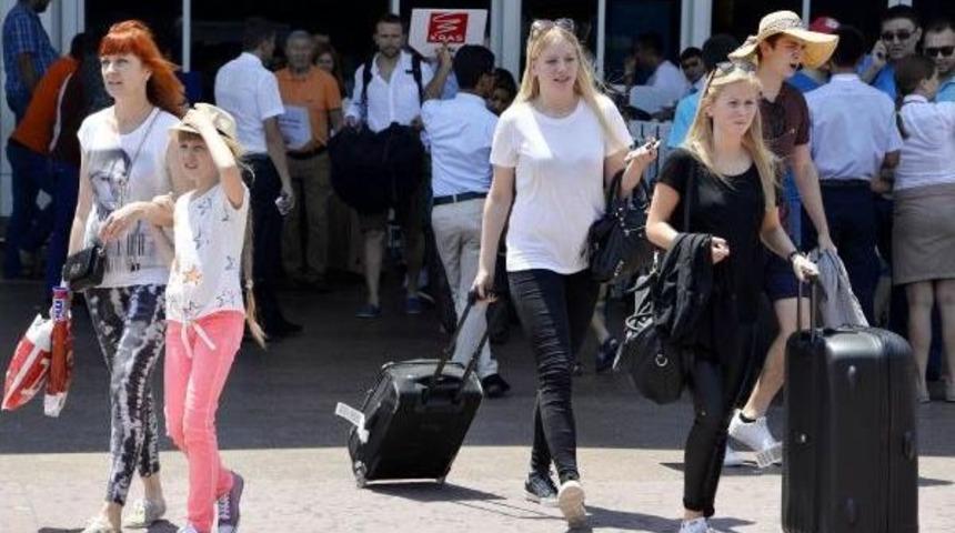 Antalya, 8 Milyon Turist &Ccedil;ıtasını Aştı