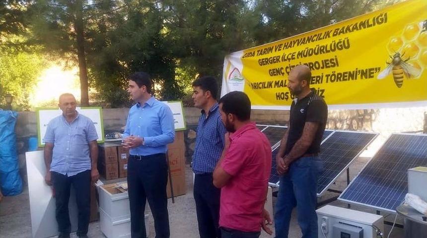 Gen&ccedil; &Ccedil;ift&ccedil;ilere Arı Kovanı Ve Arıcılık Malzemesi Dağıtıldı
