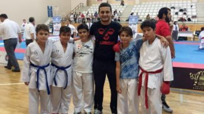 İhlas Koleji Karatede Fırtına Gibi Esti