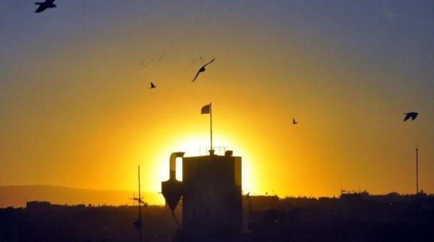 Diyarbakır'da G&uuml;vercinlerin Batan G&uuml;neşle Dansı