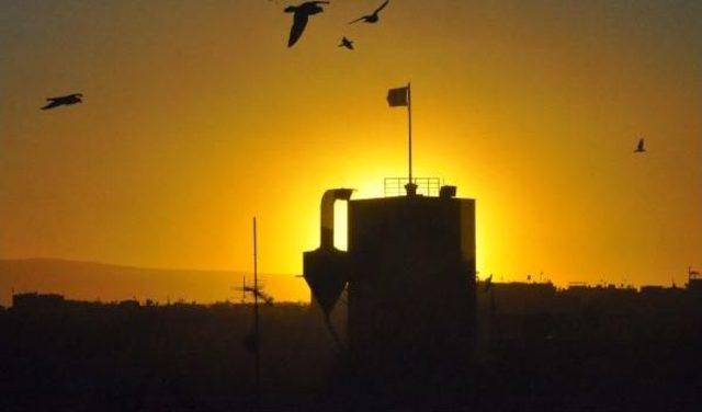 Diyarbakır'da Güvercinlerin Batan Güneşle Dansı