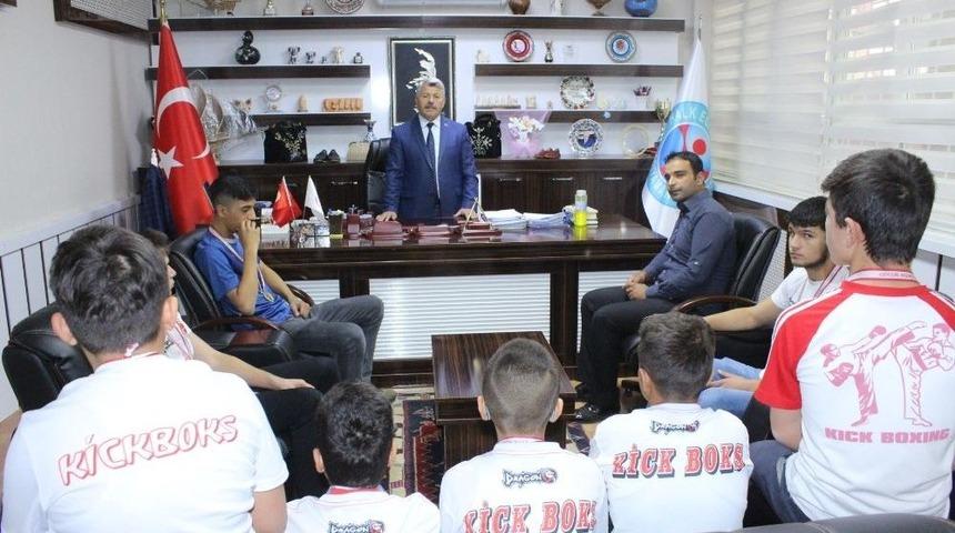 Kick Boks Sporcuları Madalyalarla Döndü