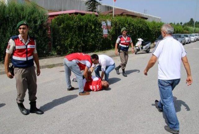 Fabrika Girişini Kapatan Grevdeki Işçilere Jandarma Müdahalesi