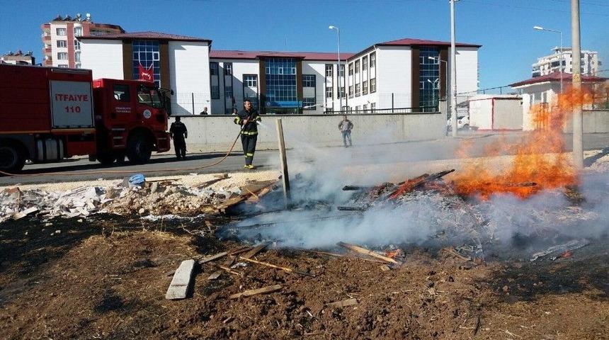 Anız Yangını İnşaat Kalıplarına Sı&ccedil;radı