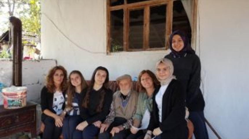 &Ouml;ğrenciler Yaşlıların G&ouml;nl&uuml;nde