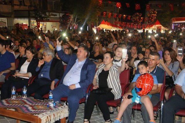 Hüsnü Şenlendirici Kınık Hasat Festivali’nde