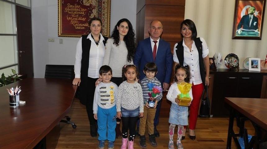 &Ouml;ğrencilerde Başkan Yardımcısı İsa Taş&rsquo;a Aşure İkramı