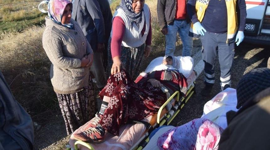 Patates Toplayan İş&ccedil;ileri Taşıyan Minib&uuml;s Dereye U&ccedil;tu: 12 Yaralı