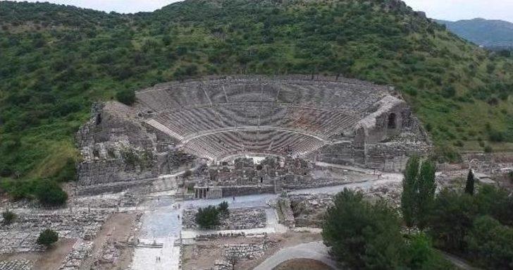 Efes Antik Kenti Denizle Buluşuyor