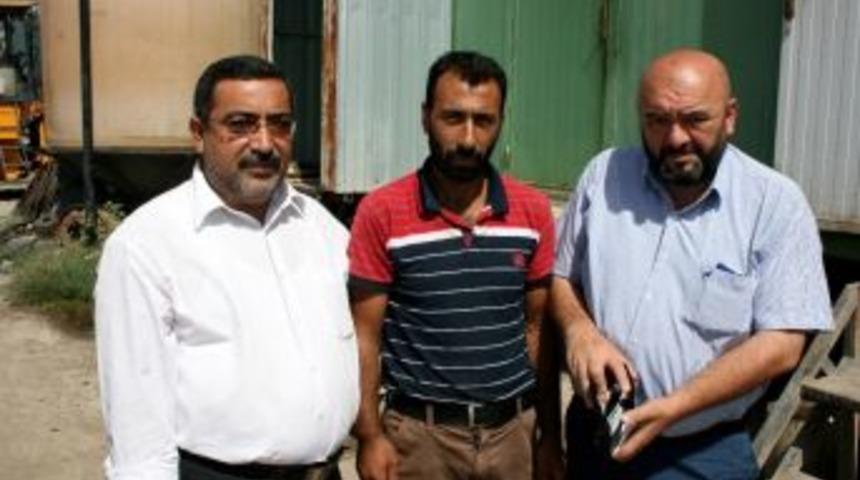 Parkta Bulduğu Para Dolu Cüzdanı Sahibine Teslim Etti