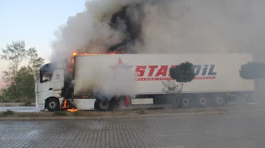Seyir Halindeki Tır Alev Alev Yandı