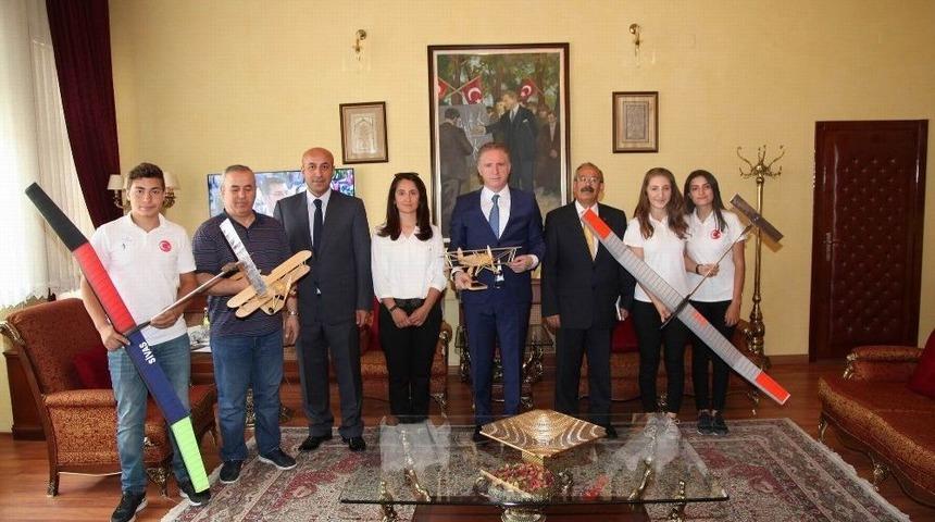 Vali G&uuml;l, Model U&ccedil;akları İnceledi