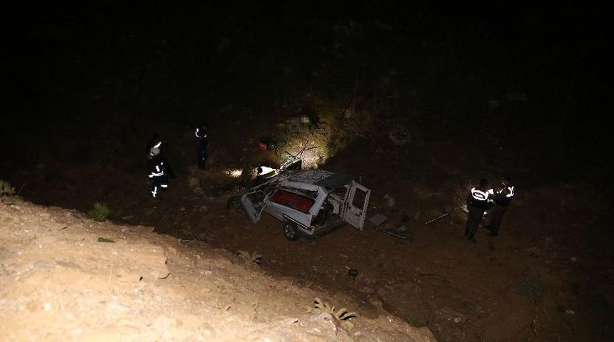 Ehliyetsiz S&uuml;r&uuml;c&uuml; Kaza Yaptı: 2 &Ouml;l&uuml;, 2 Yaralı