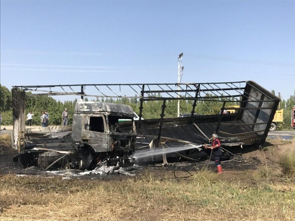 Iğdır&rsquo;da Seyir Halindeki Tır Alev Alev Yandı