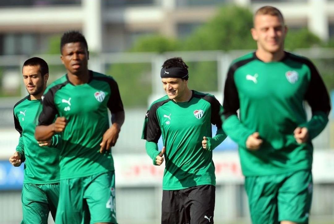 Bursaspor&rsquo;da Y&uuml;zler G&uuml;l&uuml;yor