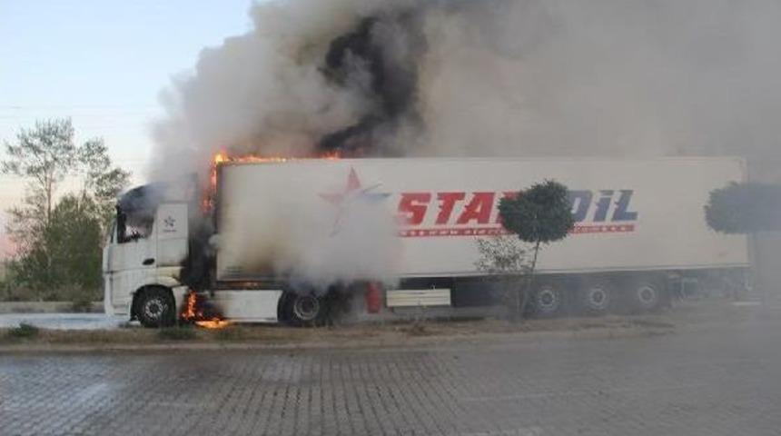 Başkale'de Seyir Halindeki Tır Alev Aldı