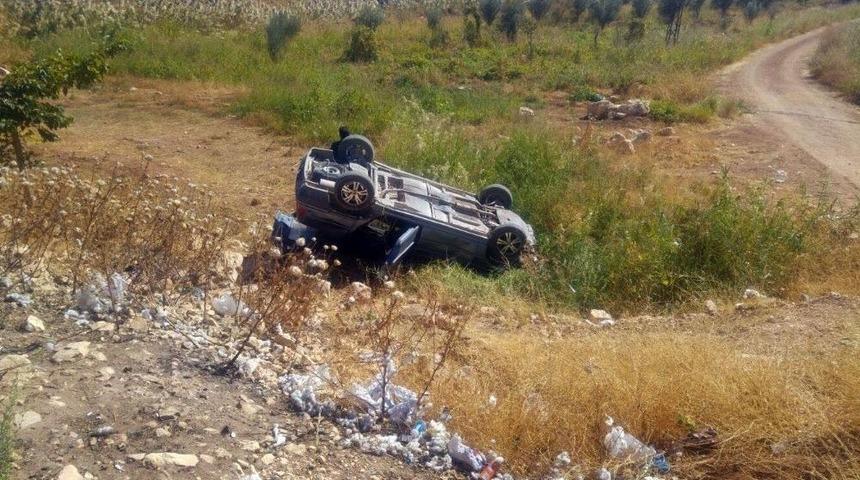 Otomobil Şarampole Devrildi: 3 Yaralı