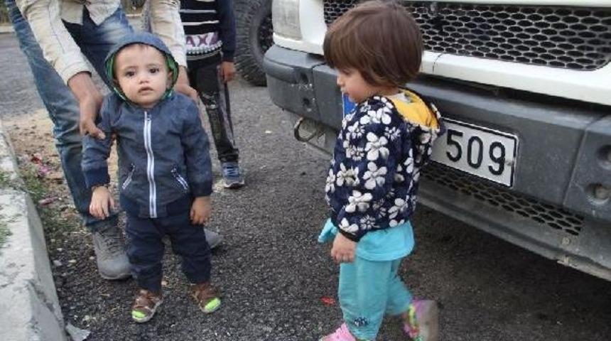 Başkale'de 52 Afgan Ka&ccedil;ak Yakalandı