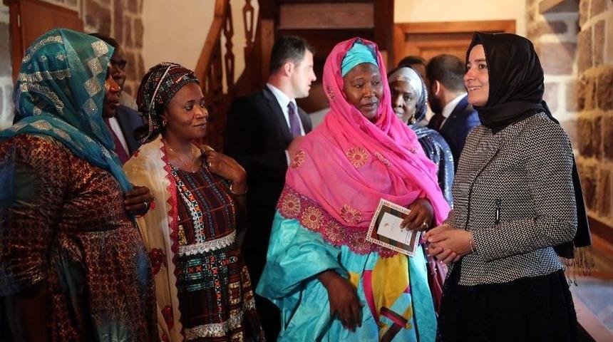 Gambiya Cumhurbaşkanı Yardımcısı Ve Kadın İşleri Bakanı Tambajang, Afrika Evinde
