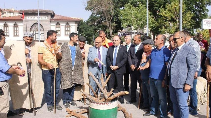 T&uuml;rkiye&rsquo;nin D&ouml;rt Bir Yanından Gelen &Ccedil;obanlar &lsquo;&ccedil;oban Ateşi&rsquo; Yaktı