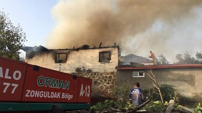 Eflani&rsquo;de 2 Katlı Ev Yandı