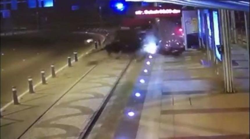 Otomobilin Tramvay Durağına &Ccedil;arpması G&uuml;venlik Kamerasında