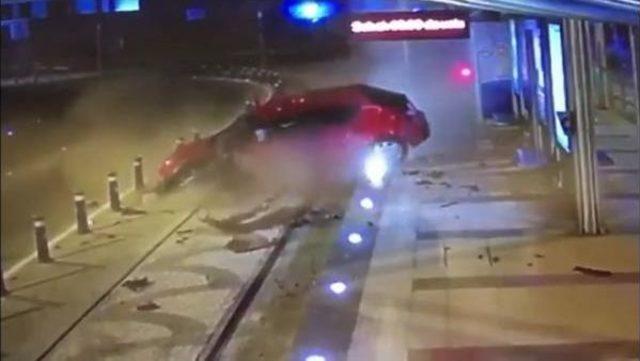 Otomobilin Tramvay Durağına Çarpması Güvenlik Kamerasında