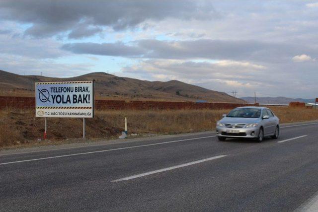 Mecitözü Kaymakamlığından Sürücülere Trafik Kazalarına Karşı Levhalı Uyarı