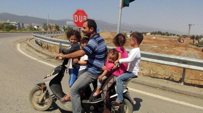 6 Kişilik Ailenin Motosikletle Tehlikeli Yolculuğu